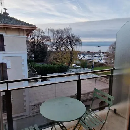Moderne A Evian, Lac, Port Et Thermes